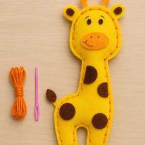 Girafă de cusut din fetru – Kit creativ pentru dezvoltarea motricității fine (20 cm)