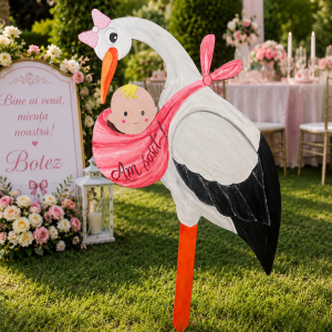 Barză decorativă personalizată pentru botez – Decor din lemn pictat manual cu numele copilului