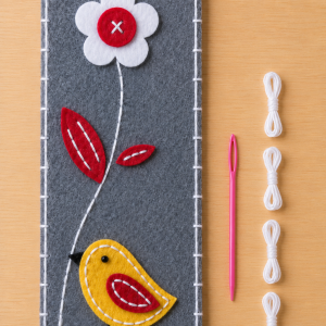 Semn de carte din fetru pentru cusut – Kit creativ cu pasăre și floare (22 × 8,5 cm)